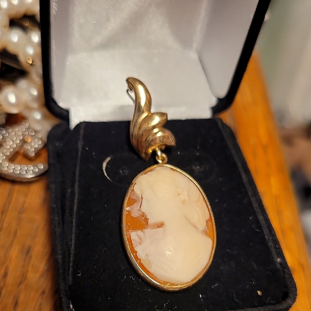 14k Vintage Gold Cameo Pendant